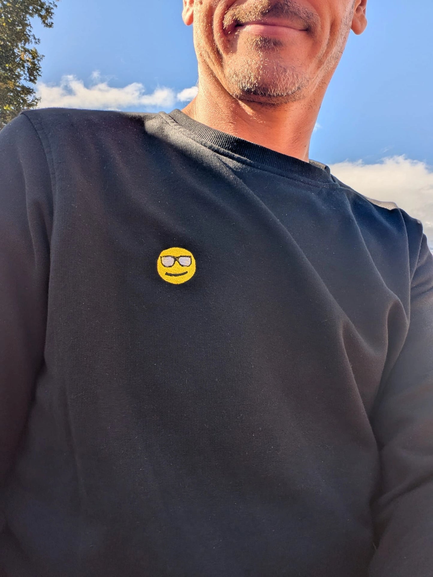 bestickter Bio-Baumwolle Unisex Pullover | Emoji der Woche